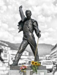Freddie-Mercury-Statue-Montreux_(retouched)